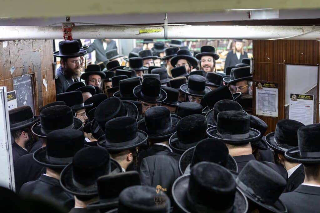 תיעוד: האדמו"ר מויז'ניץ ביקר בשיכון החסידי שבחיפה