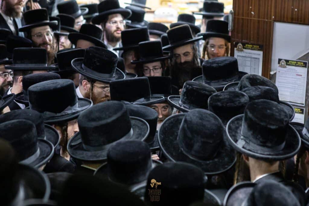 תיעוד: האדמו"ר מויז'ניץ ביקר בשיכון החסידי שבחיפה