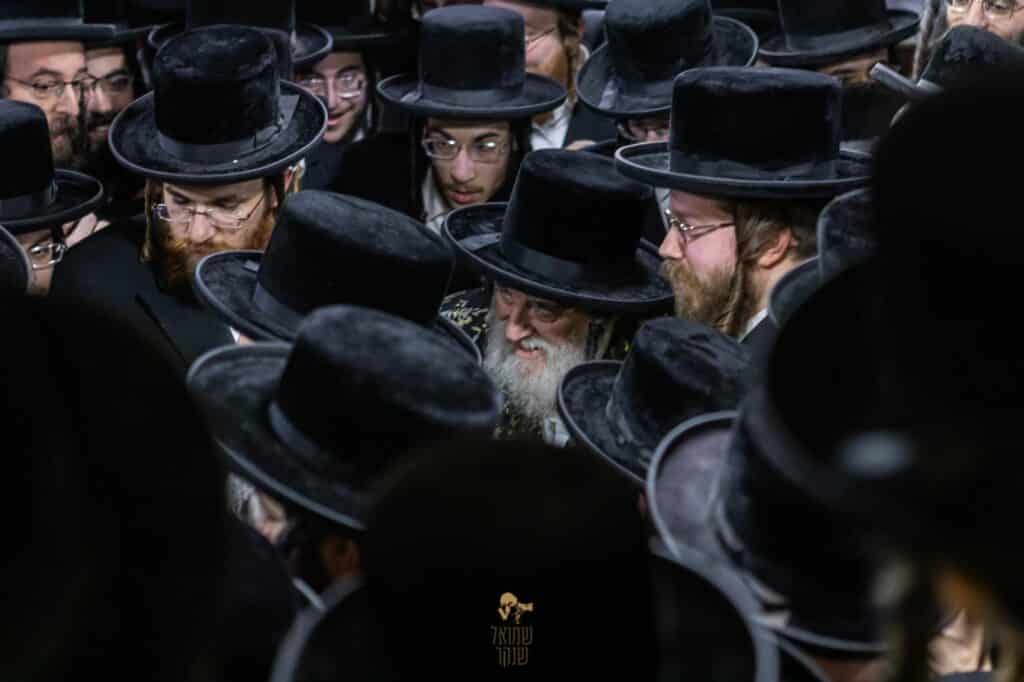 תיעוד: האדמו"ר מויז'ניץ ביקר בשיכון החסידי שבחיפה