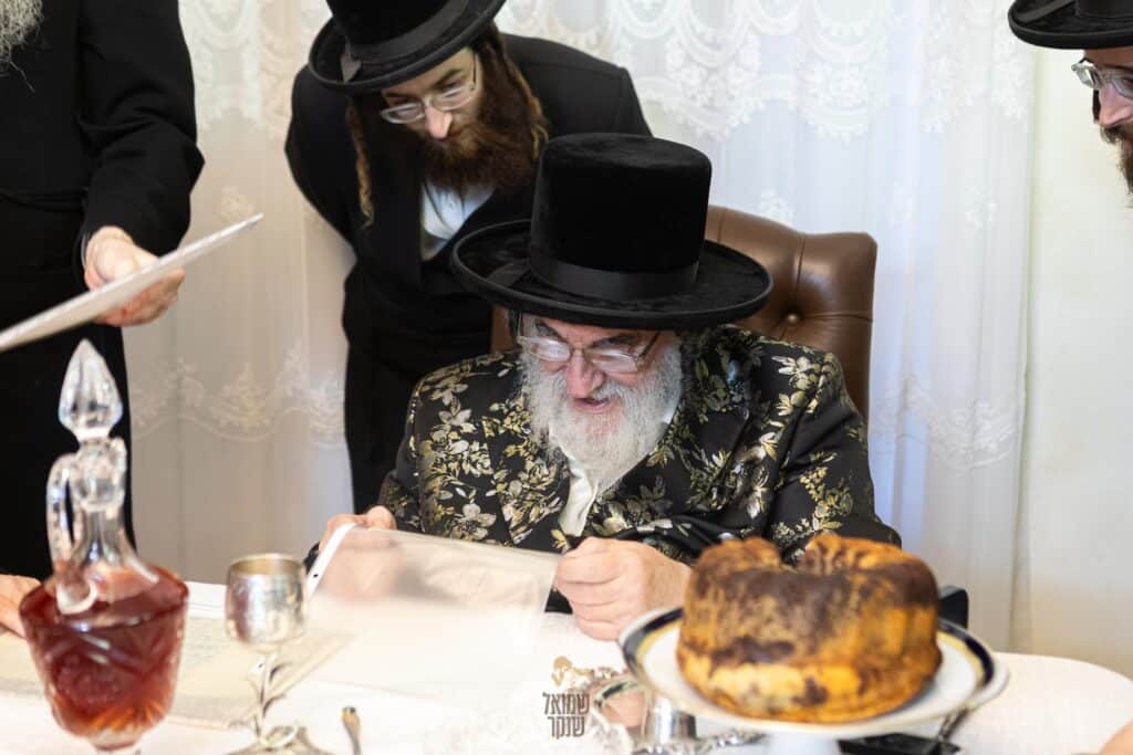 תיעוד: האדמו"ר מויז'ניץ ביקר בשיכון החסידי שבחיפה