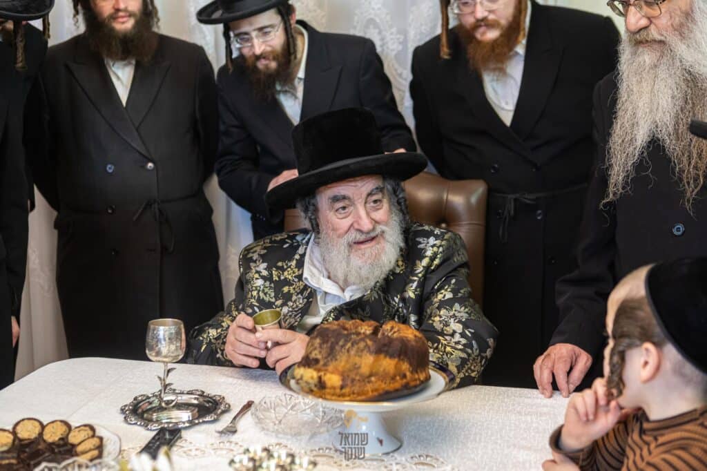 תיעוד: האדמו"ר מויז'ניץ ביקר בשיכון החסידי שבחיפה