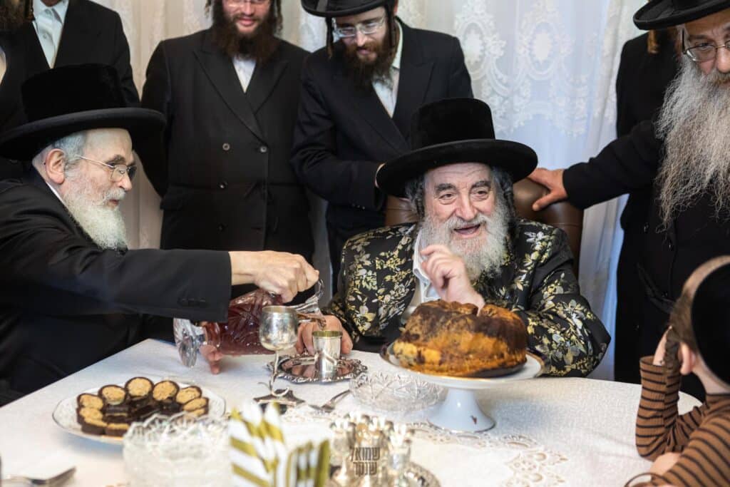 תיעוד: האדמו"ר מויז'ניץ ביקר בשיכון החסידי שבחיפה