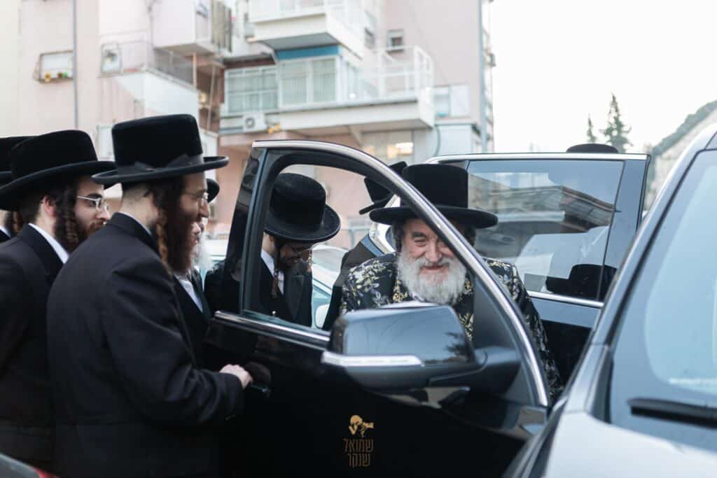 תיעוד: האדמו"ר מויז'ניץ ביקר בשיכון החסידי שבחיפה