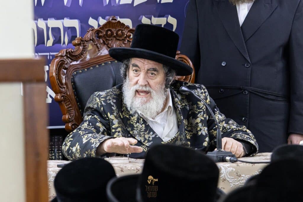 תיעוד: האדמו"ר מויז'ניץ ביקר בשיכון החסידי שבחיפה