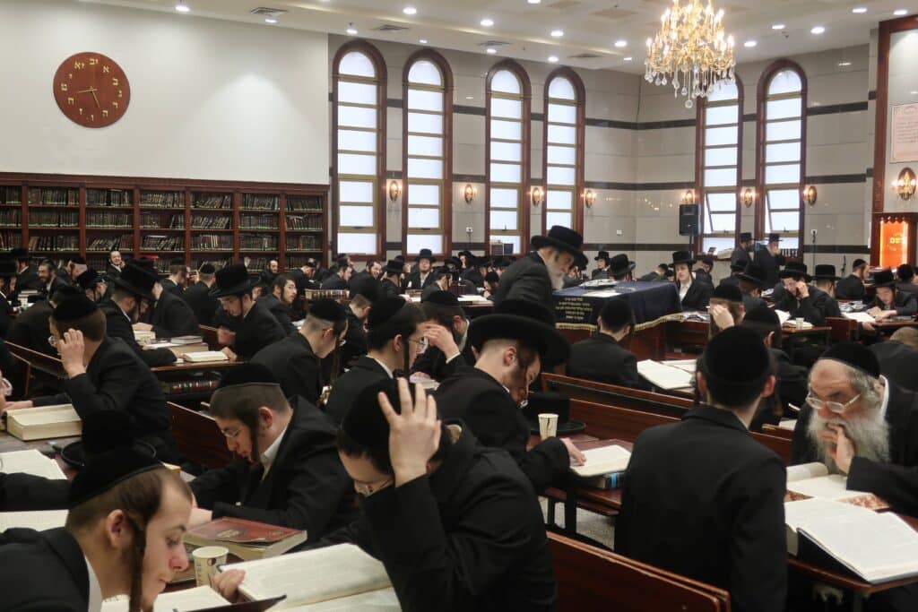 עבר בין הבחורים: ביקור הפתע של האדמו"ר מויז'ניץ