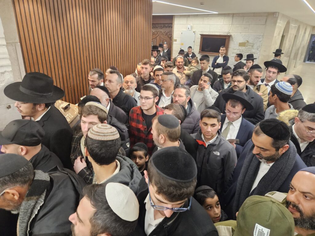 למעלה ממאה אלף מתפללים השתתפו בהילולת הבבא סאלי