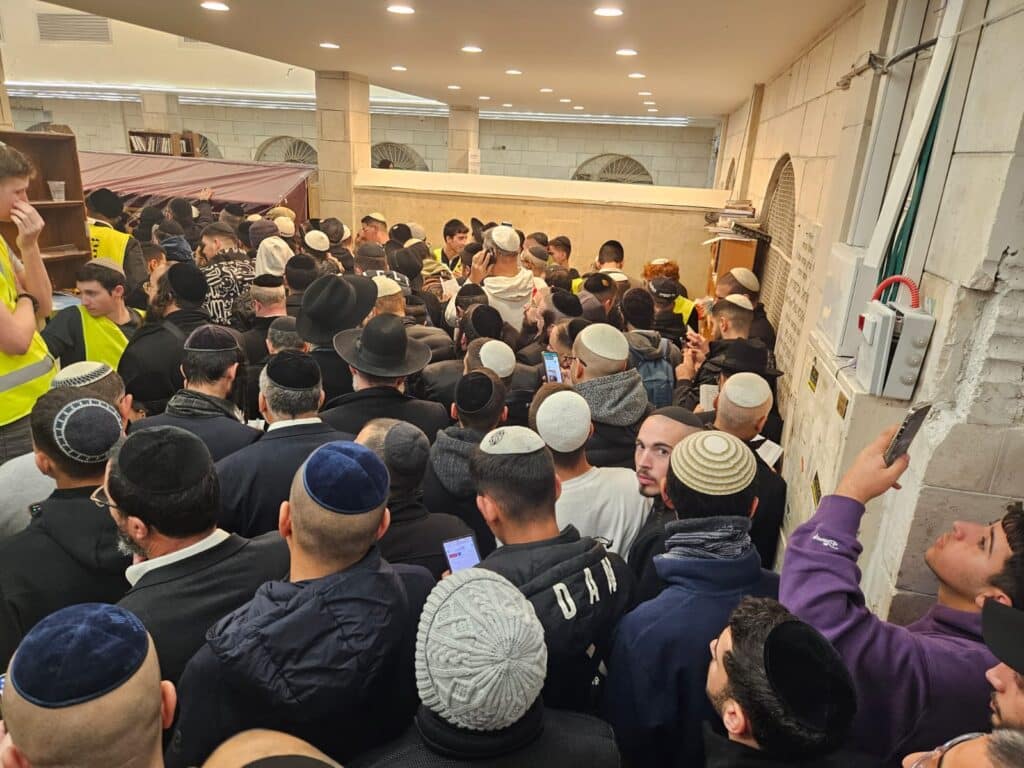 למעלה ממאה אלף מתפללים השתתפו בהילולת הבבא סאלי