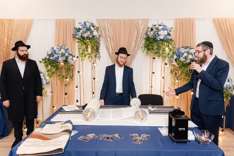 גלריה: בעמק הסיליקון הרוסי חגגו הכנסת ספר תורה מהודר גלריה: בעמק הסיליקון הרוסי חגגו הכנסת ספר תורה מהודר