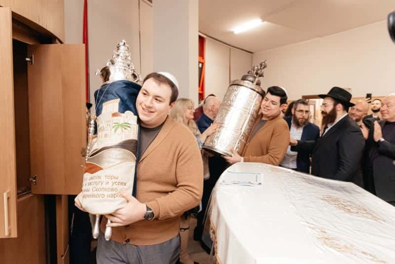 גלריה: בעמק הסיליקון הרוסי חגגו הכנסת ספר תורה מהודר גלריה: בעמק הסיליקון הרוסי חגגו הכנסת ספר תורה מהודר