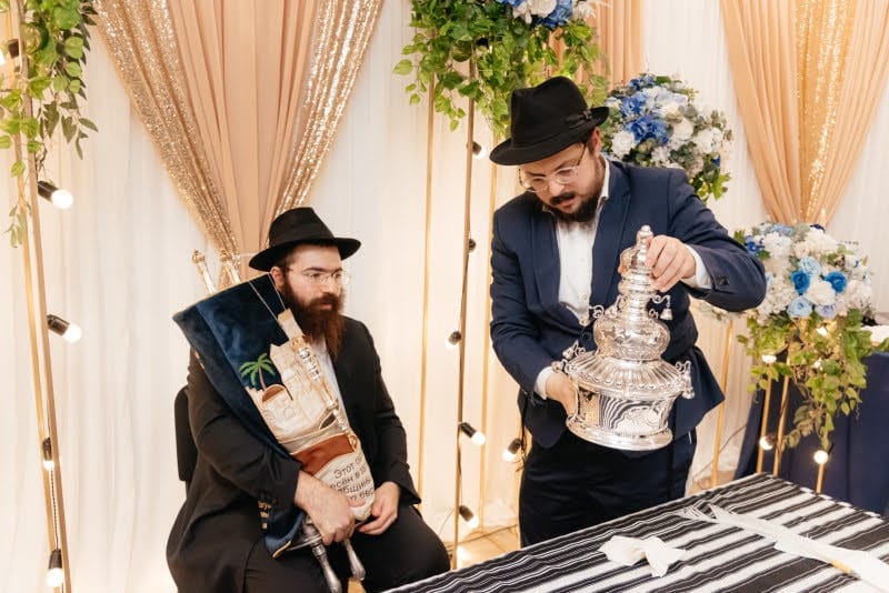 גלריה: בעמק הסיליקון הרוסי חגגו הכנסת ספר תורה מהודר גלריה: בעמק הסיליקון הרוסי חגגו הכנסת ספר תורה מהודר