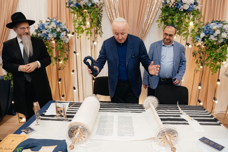 גלריה: בעמק הסיליקון הרוסי חגגו הכנסת ספר תורה מהודר גלריה: בעמק הסיליקון הרוסי חגגו הכנסת ספר תורה מהודר