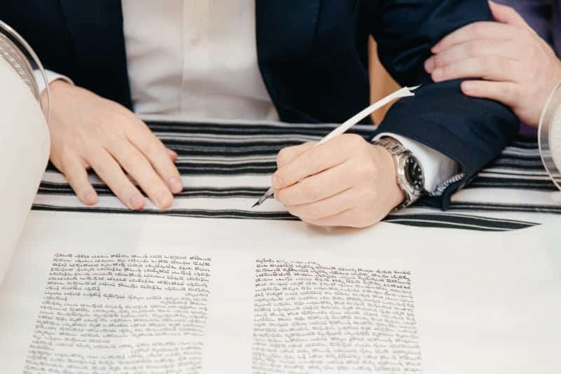 גלריה: בעמק הסיליקון הרוסי חגגו הכנסת ספר תורה מהודר גלריה: בעמק הסיליקון הרוסי חגגו הכנסת ספר תורה מהודר