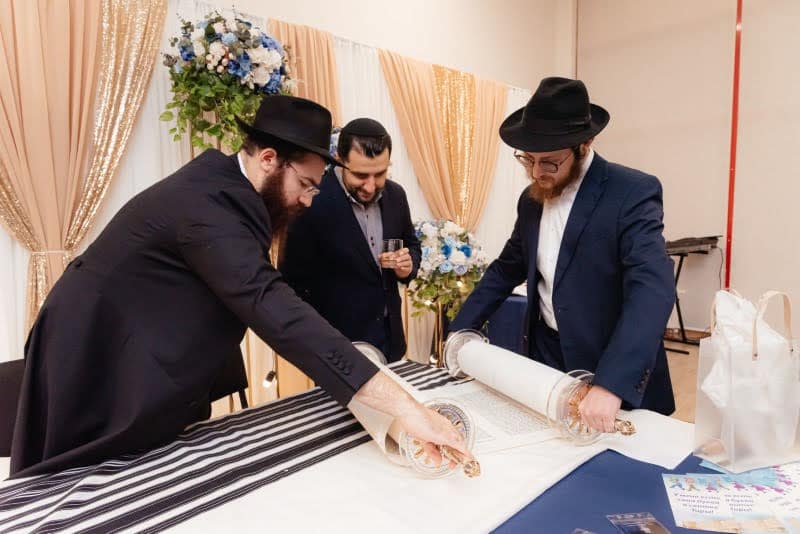 גלריה: בעמק הסיליקון הרוסי חגגו הכנסת ספר תורה מהודר גלריה: בעמק הסיליקון הרוסי חגגו הכנסת ספר תורה מהודר