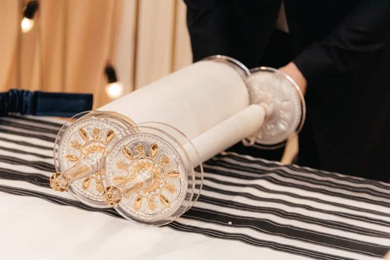 גלריה: בעמק הסיליקון הרוסי חגגו הכנסת ספר תורה מהודר גלריה: בעמק הסיליקון הרוסי חגגו הכנסת ספר תורה מהודר