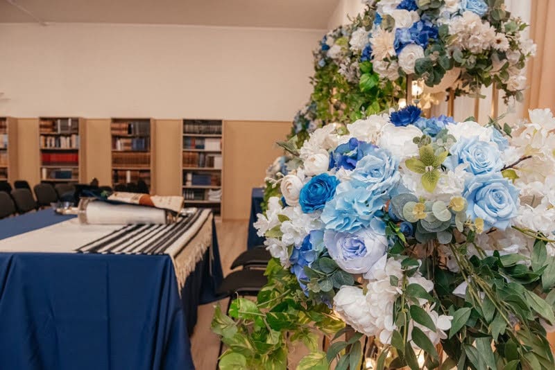 גלריה: בעמק הסיליקון הרוסי חגגו הכנסת ספר תורה מהודר גלריה: בעמק הסיליקון הרוסי חגגו הכנסת ספר תורה מהודר