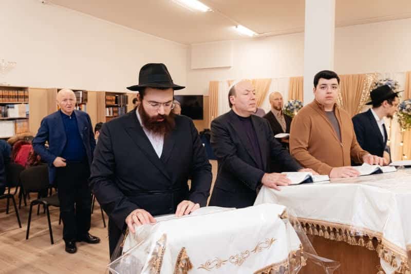 גלריה: בעמק הסיליקון הרוסי חגגו הכנסת ספר תורה מהודר גלריה: בעמק הסיליקון הרוסי חגגו הכנסת ספר תורה מהודר