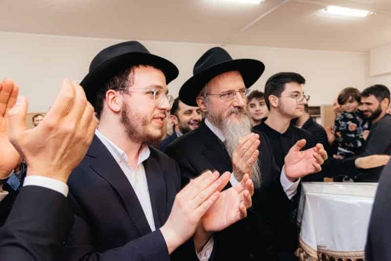 גלריה: בעמק הסיליקון הרוסי חגגו הכנסת ספר תורה מהודר גלריה: בעמק הסיליקון הרוסי חגגו הכנסת ספר תורה מהודר