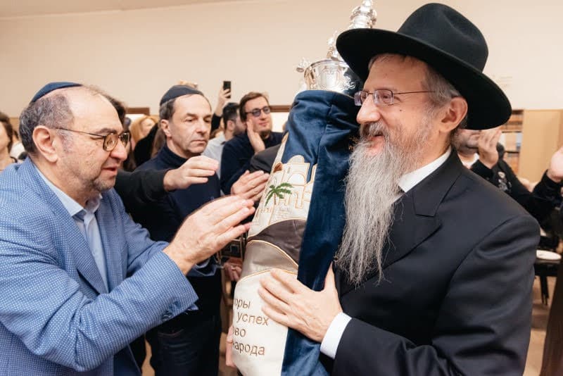 גלריה: בעמק הסיליקון הרוסי חגגו הכנסת ספר תורה מהודר גלריה: בעמק הסיליקון הרוסי חגגו הכנסת ספר תורה מהודר