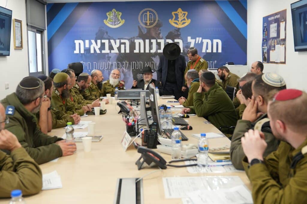 ביצור הדת: הגר"מ מאזוז הגיע לביקור חריג ברבנות הצבאית