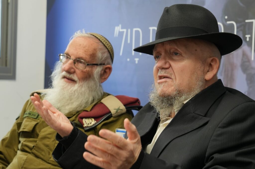 ביצור הדת: הגר"מ מאזוז הגיע לביקור חריג ברבנות הצבאית