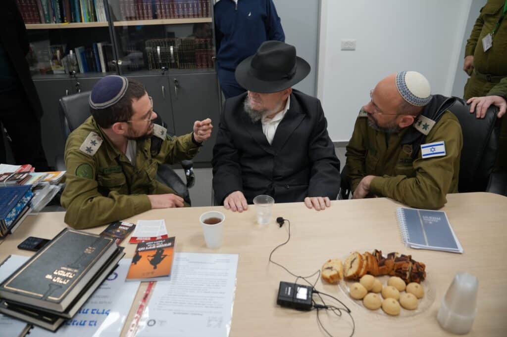 ביצור הדת: הגר"מ מאזוז הגיע לביקור חריג ברבנות הצבאית