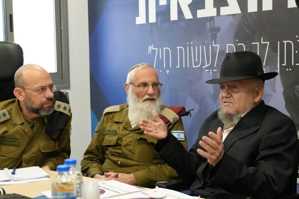 ביצור הדת: הגר"מ מאזוז הגיע לביקור חריג ברבנות הצבאית