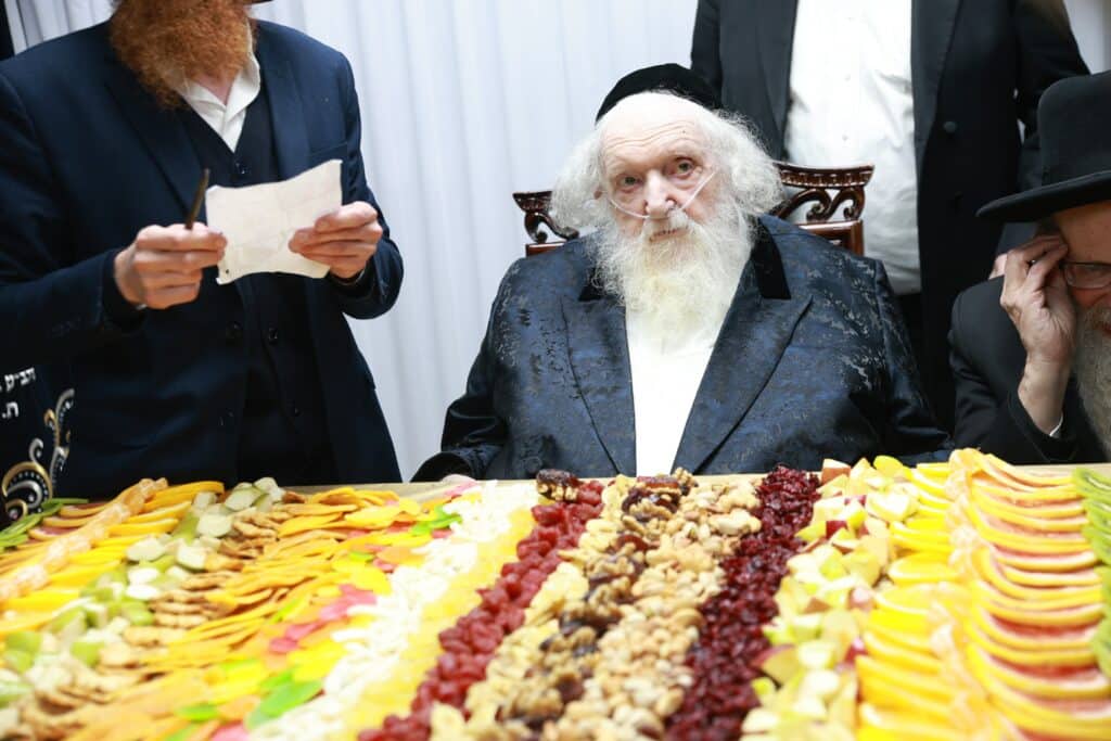 צפו: ט"ו בשבט אצל הגר"מ שטרנבוך עם קבוצה מתלמידי ישיבתו