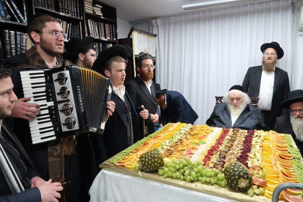 צפו: ט"ו בשבט אצל הגר"מ שטרנבוך עם קבוצה מתלמידי ישיבתו