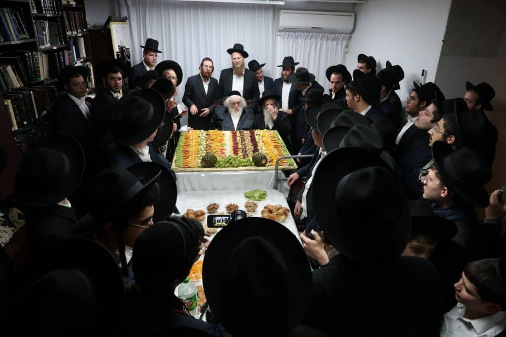 צפו: ט"ו בשבט אצל הגר"מ שטרנבוך עם קבוצה מתלמידי ישיבתו