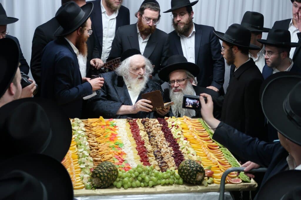 צפו: ט"ו בשבט אצל הגר"מ שטרנבוך עם קבוצה מתלמידי ישיבתו