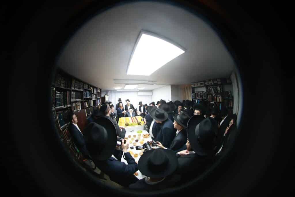 צפו: ט"ו בשבט אצל הגר"מ שטרנבוך עם קבוצה מתלמידי ישיבתו