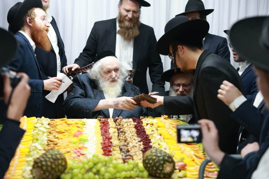 צפו: ט"ו בשבט אצל הגר"מ שטרנבוך עם קבוצה מתלמידי ישיבתו