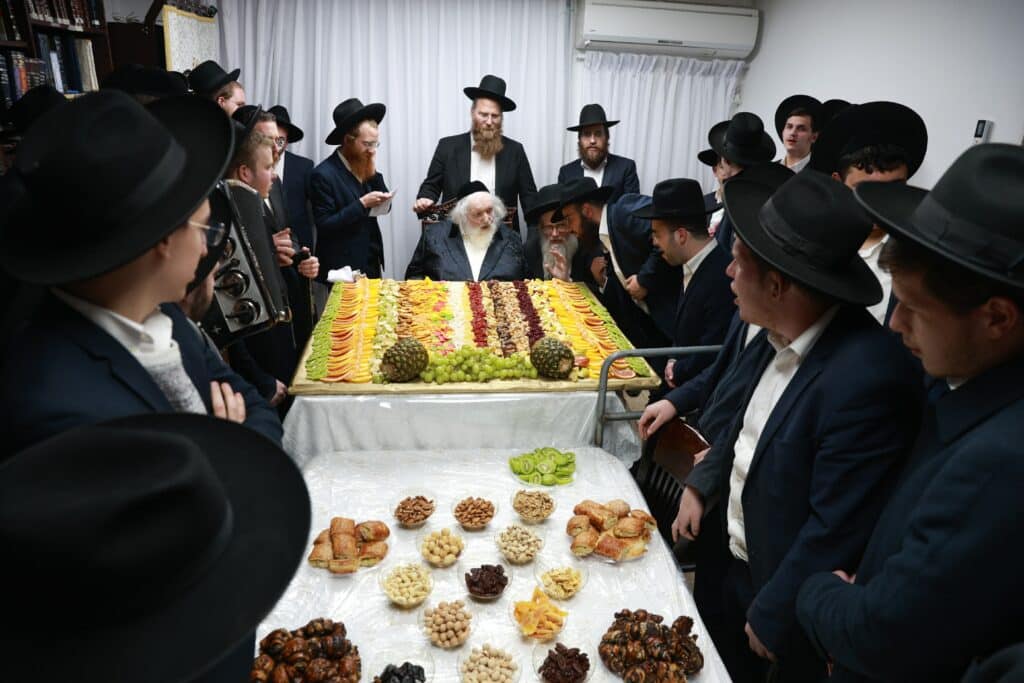 צפו: ט"ו בשבט אצל הגר"מ שטרנבוך עם קבוצה מתלמידי ישיבתו