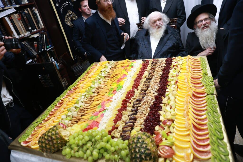 צפו: ט"ו בשבט אצל הגר"מ שטרנבוך עם קבוצה מתלמידי ישיבתו