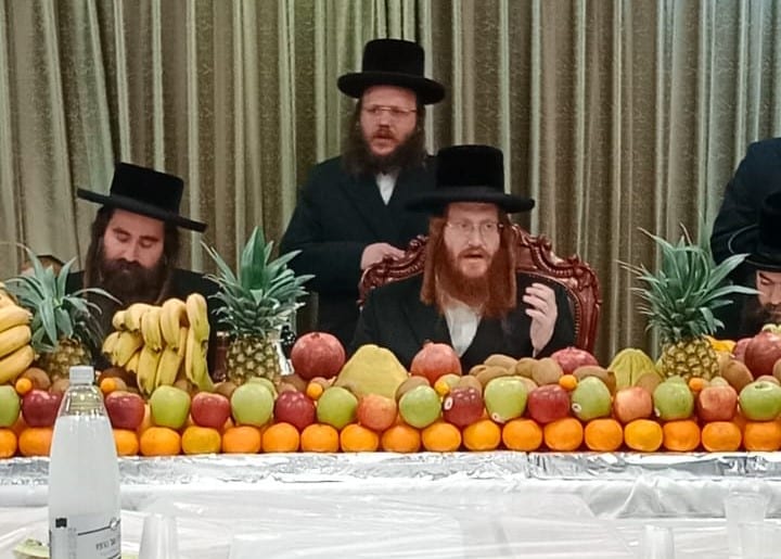 בקאליב חגגו את ה'טיש' במעמד סיום הלכות מזוזה