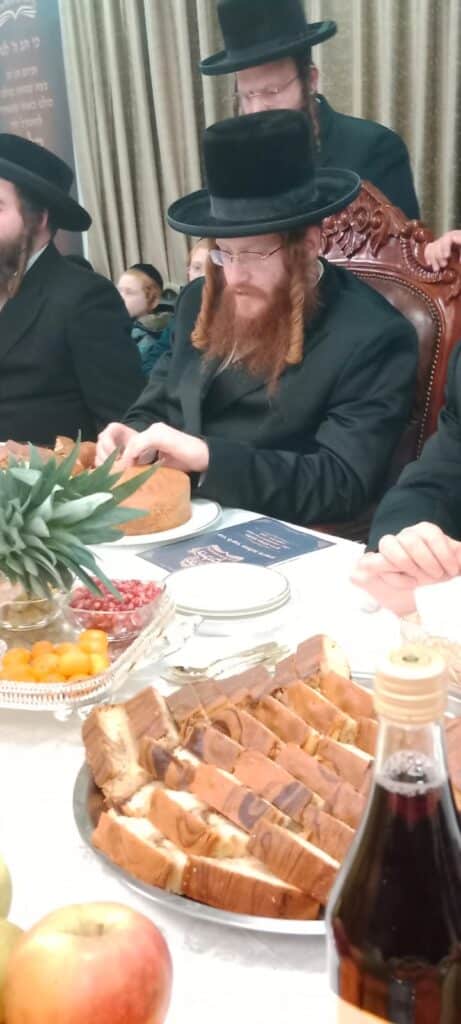 בקאליב חגגו את ה'טיש' במעמד סיום הלכות מזוזה