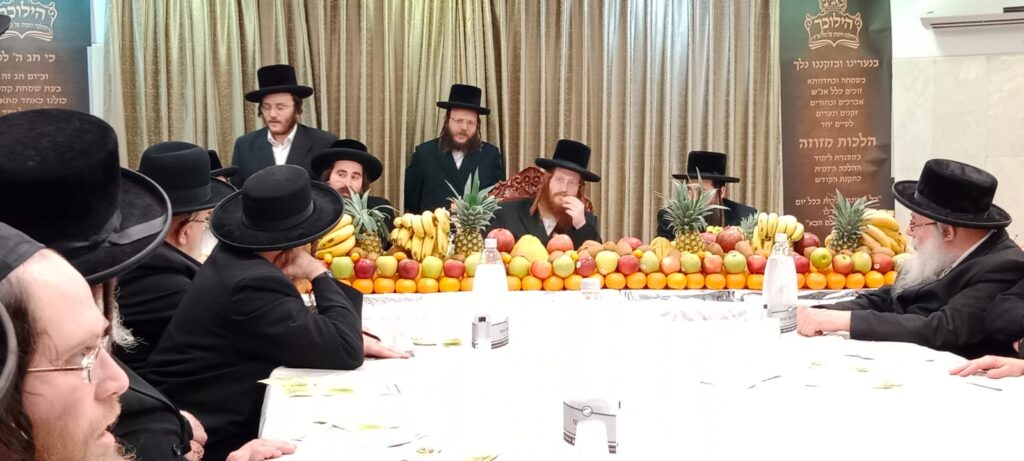 בקאליב חגגו את ה'טיש' במעמד סיום הלכות מזוזה