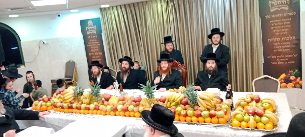 בקאליב חגגו את ה'טיש' במעמד סיום הלכות מזוזה