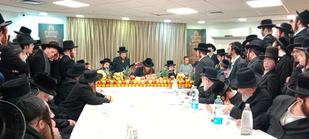 בקאליב חגגו את ה'טיש' במעמד סיום הלכות מזוזה