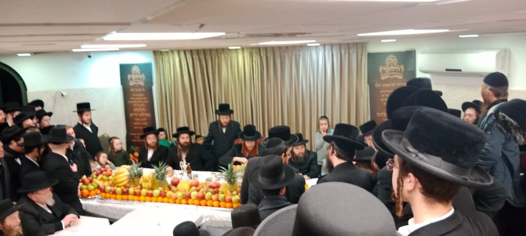 בקאליב חגגו את ה'טיש' במעמד סיום הלכות מזוזה