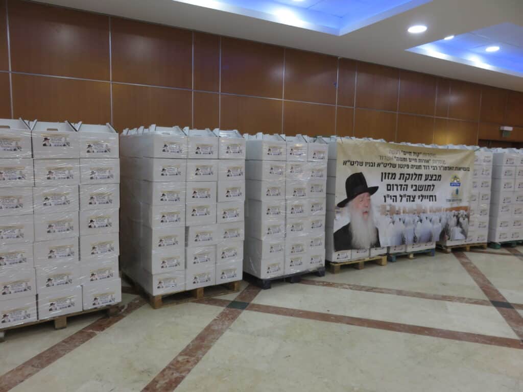 האדמו"ר העניק ללוחמים בשדה הקרב עשרות זוגות תפילין