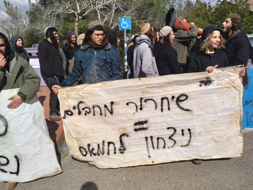 צפו | מפגיני הימין מחו נגד נתניהו בדרכו למכינה בעלי