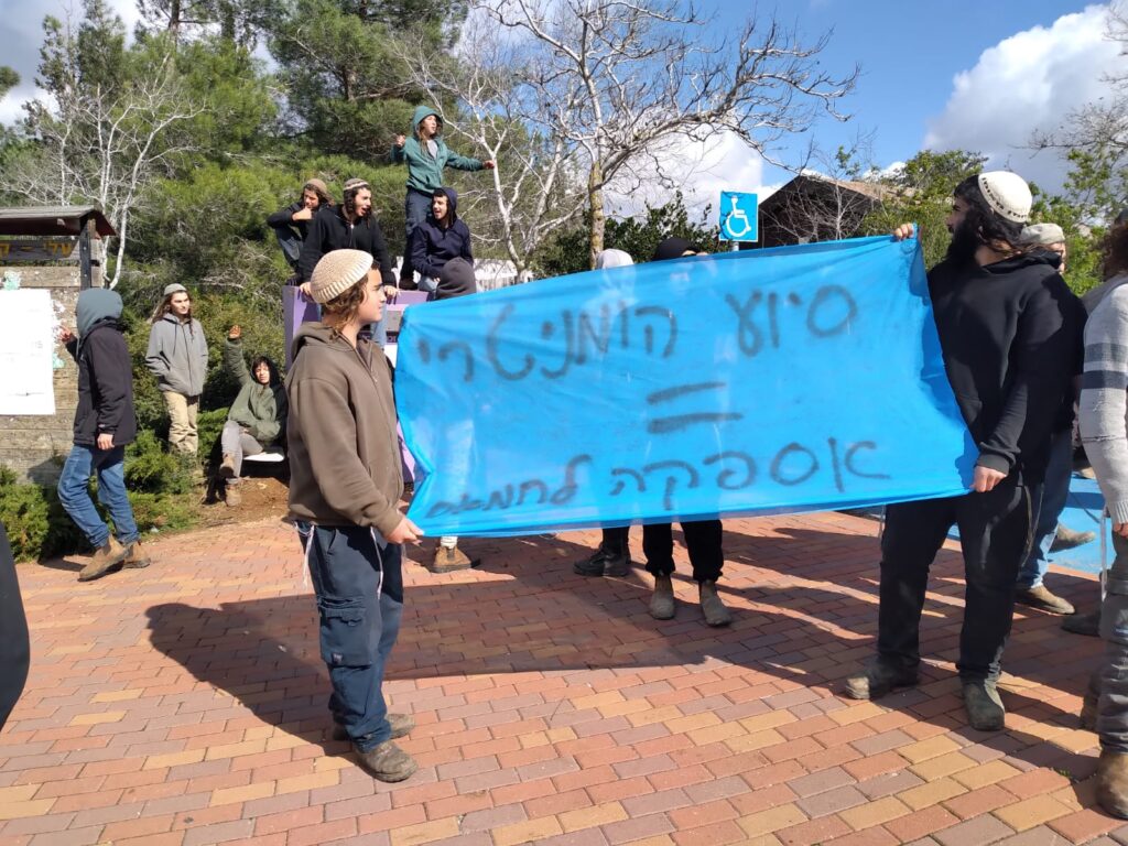 צפו | מפגיני הימין מחו נגד נתניהו בדרכו למכינה בעלי