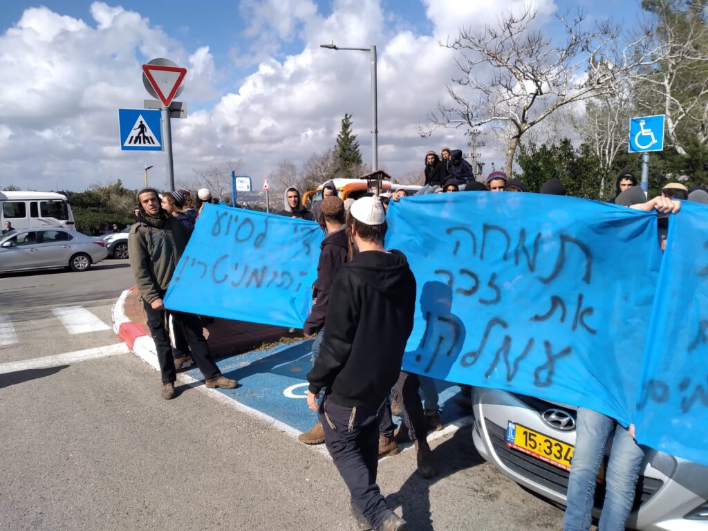 צפו | מפגיני הימין מחו נגד נתניהו בדרכו למכינה בעלי