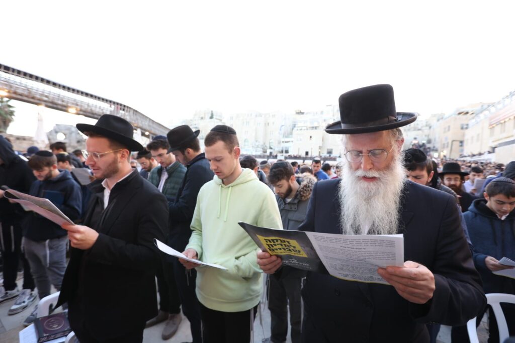 תיעוד: רבבות זעקו בעצרת תפילה להשבת החטופים