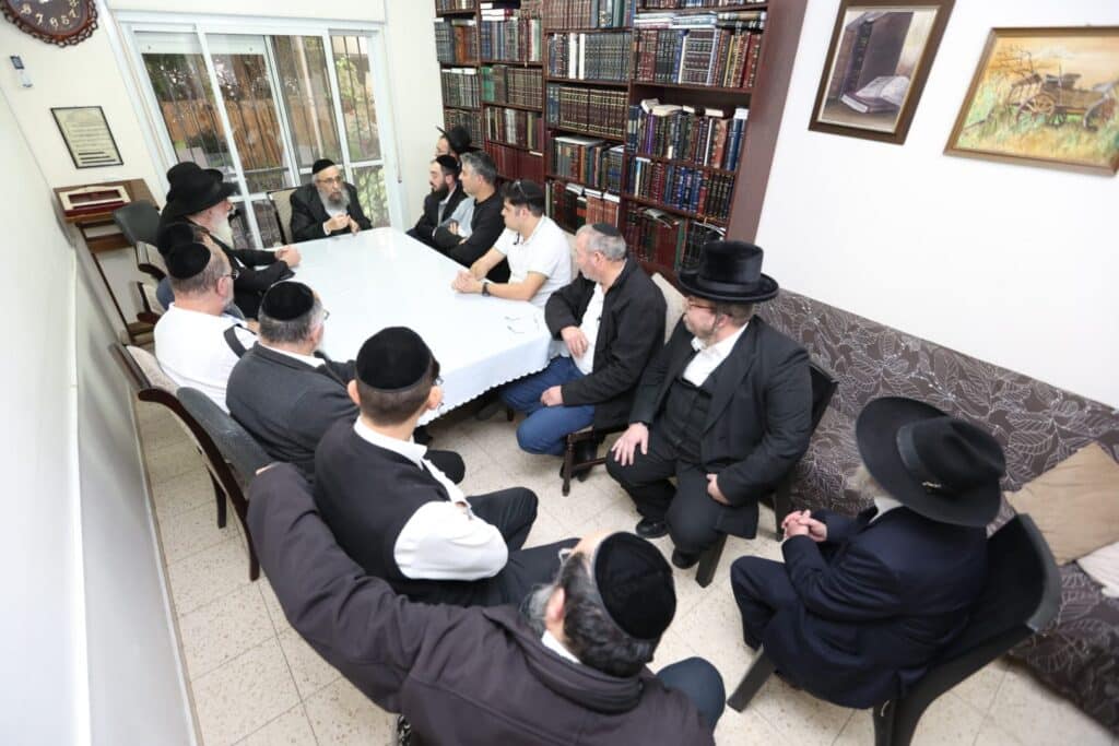 הנהגים החרדים ב'קווים' התברכו במעונו של רב אחוזת ברכפלד