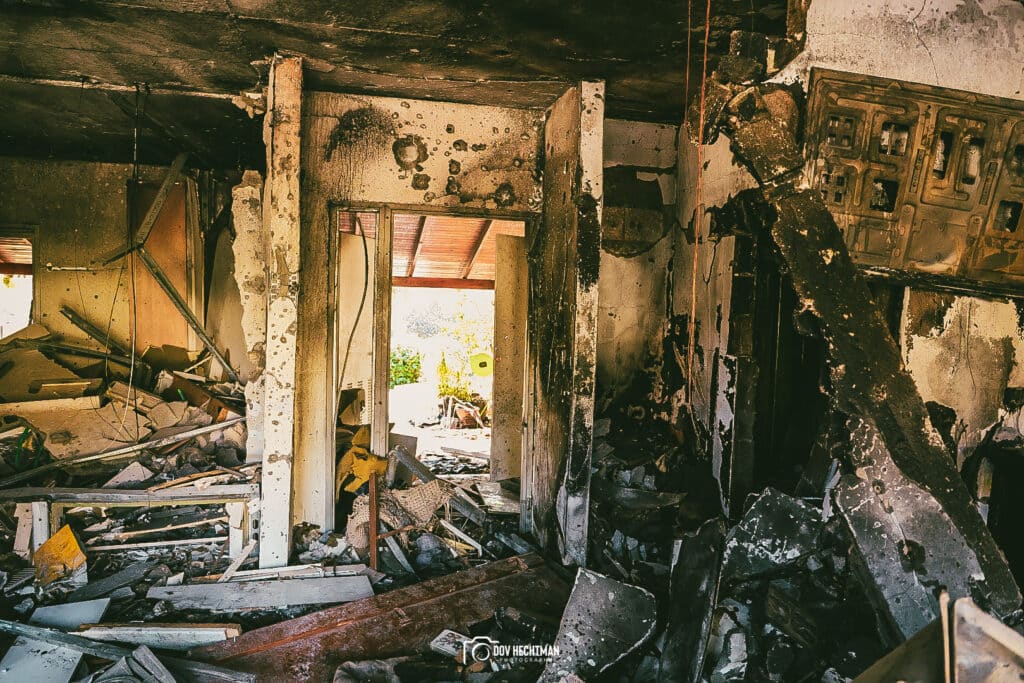 ארבעה חודשים אחרי: הצלם החב"די בתיעוד עצוב מבארי