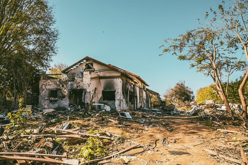 ארבעה חודשים אחרי: הצלם החב"די בתיעוד עצוב מבארי