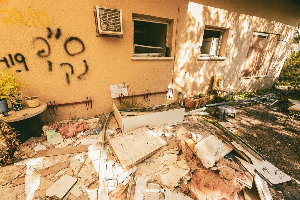 ארבעה חודשים אחרי: הצלם החב"די בתיעוד עצוב מבארי