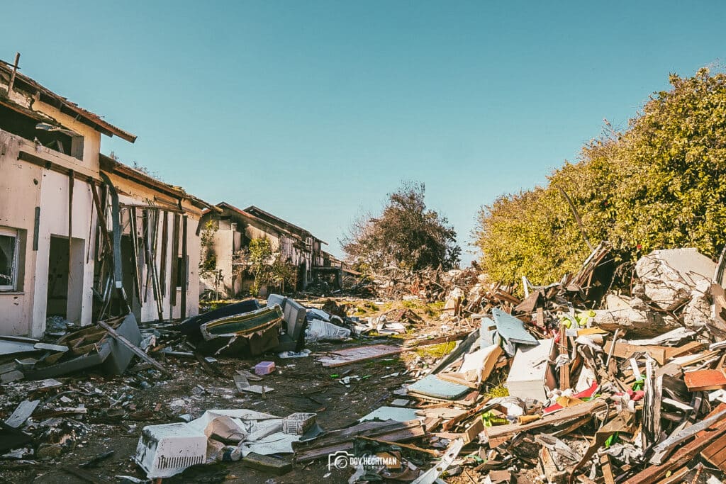 ארבעה חודשים אחרי: הצלם החב"די בתיעוד עצוב מבארי